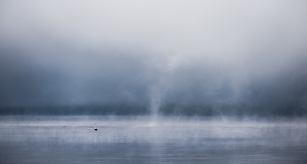 Nevoeiro subindo do azul - Receding nevoeiro linha no rio Ottawa - divisão horizontal de dois ambientes - ar e água cria um espetáculo visual
. - Foto, Imagem