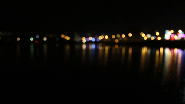 Reflejo de las luces de la ciudad en el agua
 - Metraje, vídeo
