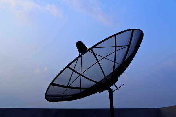 Antenne satellite dans le ciel bleu
 - Photo, image