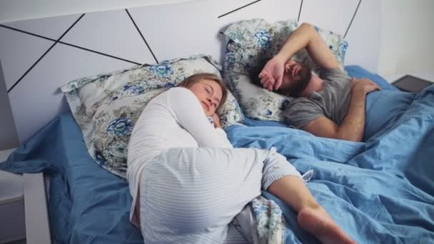 Homme et femme dormant au lit - Séquence, vidéo