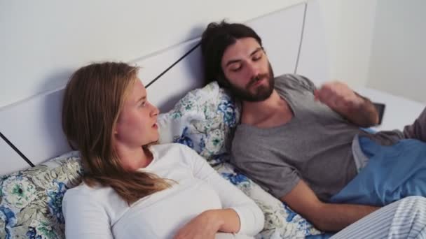man and woman having a serious talk in bed - Filmagem, Vídeo