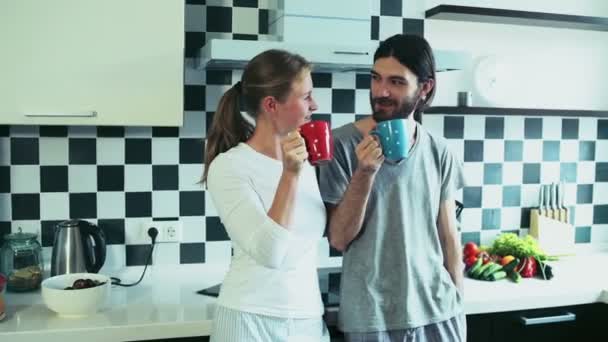 mężczyzna i kobieta pije herbatę rano w kuchni - Materiał filmowy, wideo