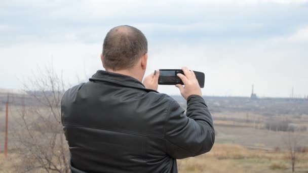 ein Mann macht Fotos mit dem Handy - Filmmaterial, Video