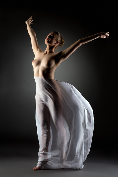 Graceful modern dancer posing naked in studio - Zdjęcie, obraz