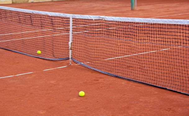 Теннисный корт и мяч
 - Фото, изображение