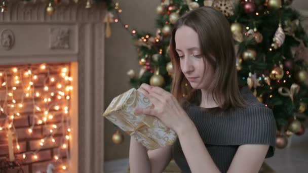 Gelukkig jonge vrouw met kerst aanwezig vak - Video