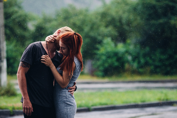 kaunis pari halaa sateessa
 - Valokuva, kuva