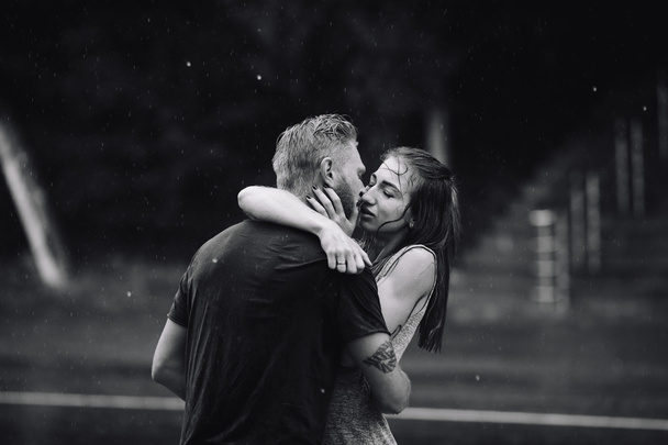 schönes Paar küsst sich im Regen - Foto, Bild