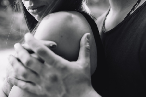 Парень обнимает свою девушку - Фото, изображение