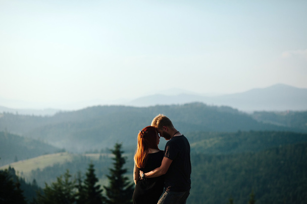 Foto de una pareja en las montañas
 - Foto, imagen