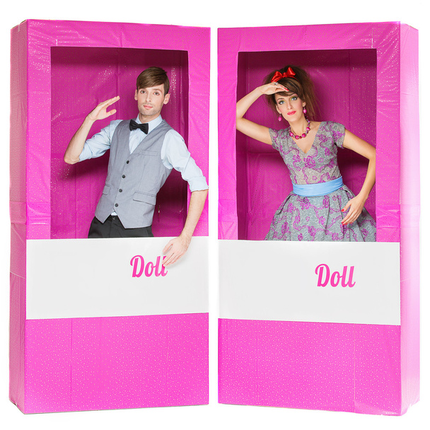 少年と少女のボックスで人形のように見える - 写真・画像