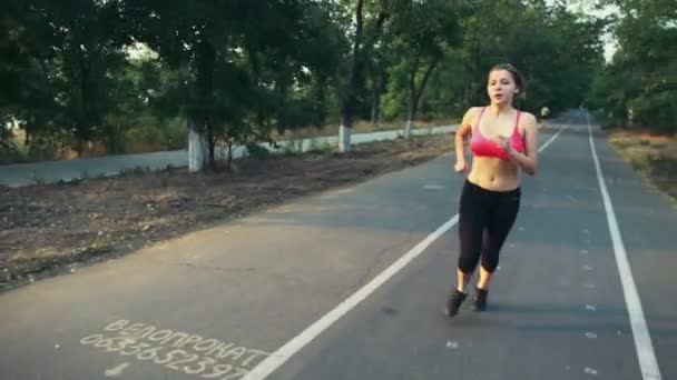 corredor de carretera mujer corriendo en el parque de cámara lenta
 - Metraje, vídeo