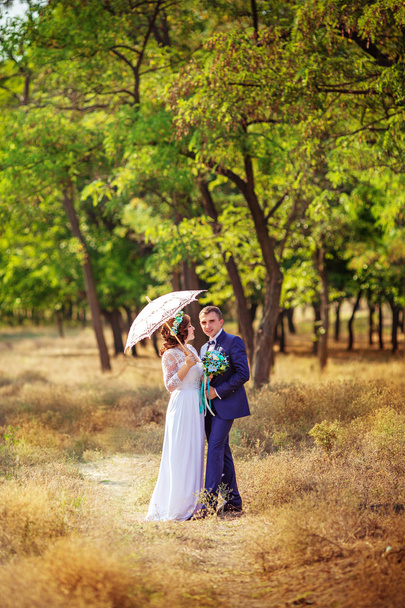 šťastný ženich a nevěsta - Fotografie, Obrázek