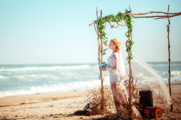 Hermosa novia en la playa
 - Foto, Imagen