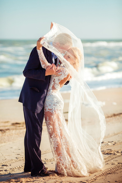 gelukkige bruid en bruidegom - Foto, afbeelding