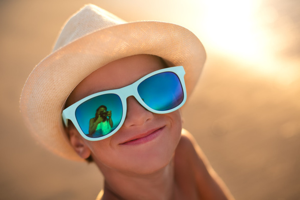 bambino in occhiali da sole e cappello
 - Foto, immagini