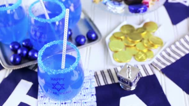 Conjunto de mesa para celebrar Hanukkah
 - Filmagem, Vídeo