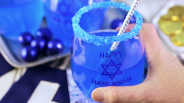 Conjunto de mesa para celebrar Hanukkah
 - Filmagem, Vídeo