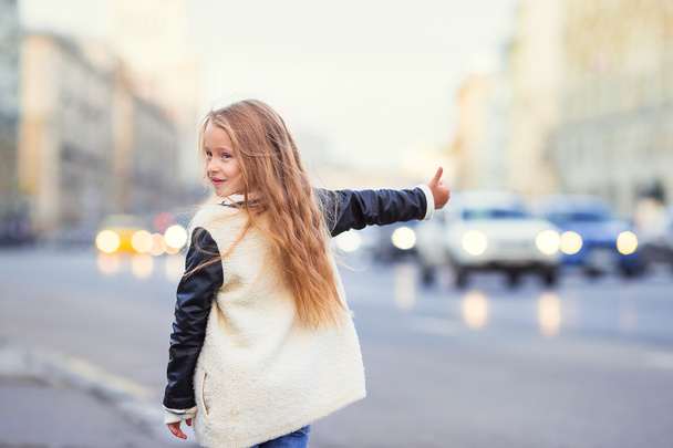 entzückende kleine Mädchen erhalten Taxi im Freien in der europäischen Stadt - Foto, Bild