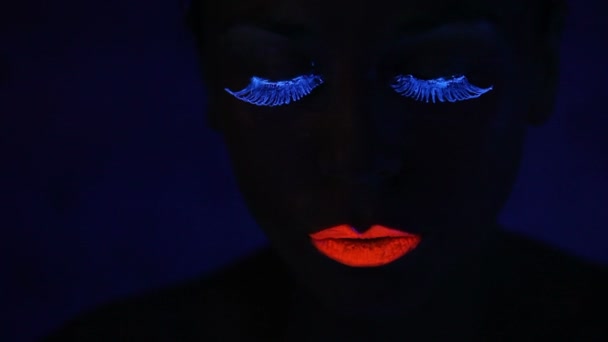 Woman face with fluorescent make up - Footage, Video