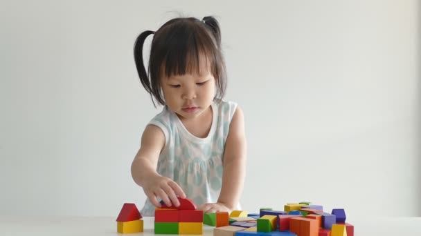 Dziewczyna bawi sie z bloków drewnianych - Materiał filmowy, wideo