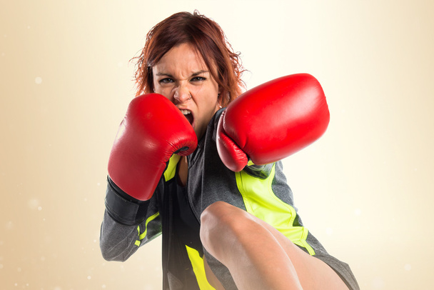 Женщина в боксёрских перчатках
 - Фото, изображение