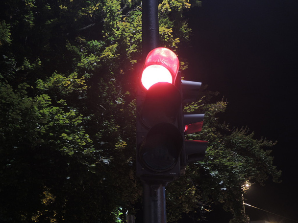 Светофор в ночное время показывает красный
 - Фото, изображение
