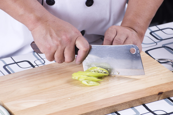Шеф-повар режет перец для ломтика
  - Фото, изображение