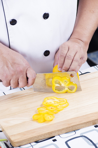 Chef corte pimiento amarillo
  - Foto, Imagen