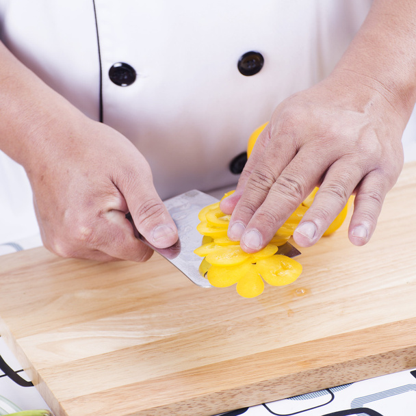 Chef segurando fatia de pimentão amarelo
  - Foto, Imagem