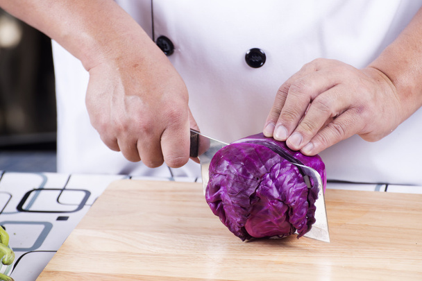 Chef-kok snijden paarse kool  - Foto, afbeelding