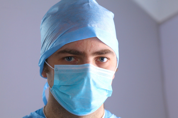 Chirurg v jednotných close-up připraveno ke kroku - Fotografie, Obrázek
