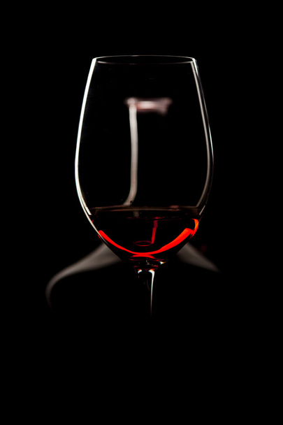Vino rosso in bicchiere - Foto, immagini