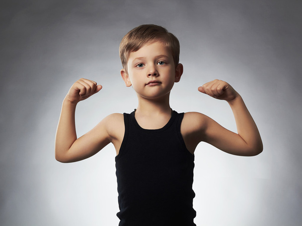 Mon enfant. Funny Little Boy.Sport beau garçon bodybuilder montrant ses muscles biceps main
 - Photo, image
