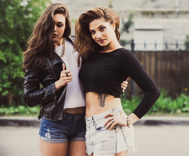 Two young hipster girl friends together having fun. - Foto, Imagem