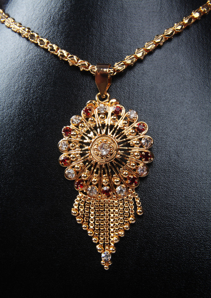 Золотое ожерелье с драгоценными камнями
 - Фото, изображение