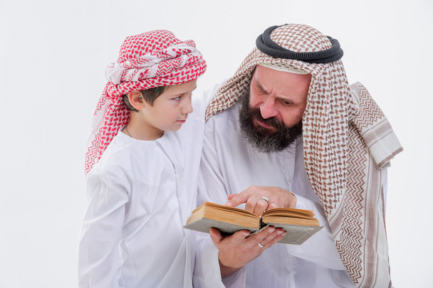 Árabe pai ensinando a ler Alcorão seu filho
. - Foto, Imagem