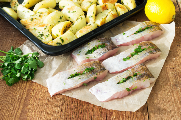 A hal étel - előkészítő hal filé sült burgonya - Fotó, kép