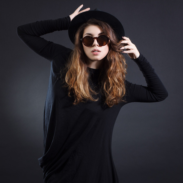 şık kadın siyah şapka ve güneş gözlüğü - Fotoğraf, Görsel
