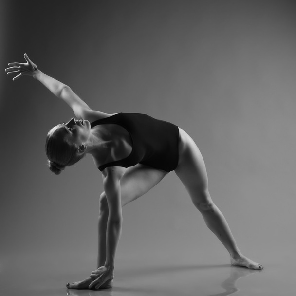 Koyu arka plan üzerinde poz Modern bale dansçısı - Fotoğraf, Görsel