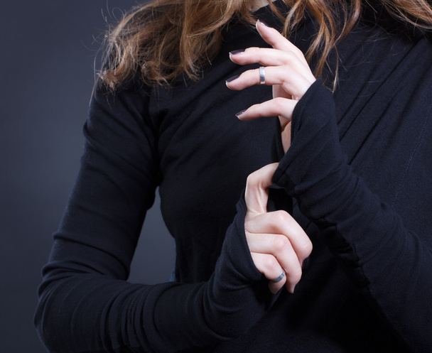 mains féminines avec anneaux argentés
 - Photo, image