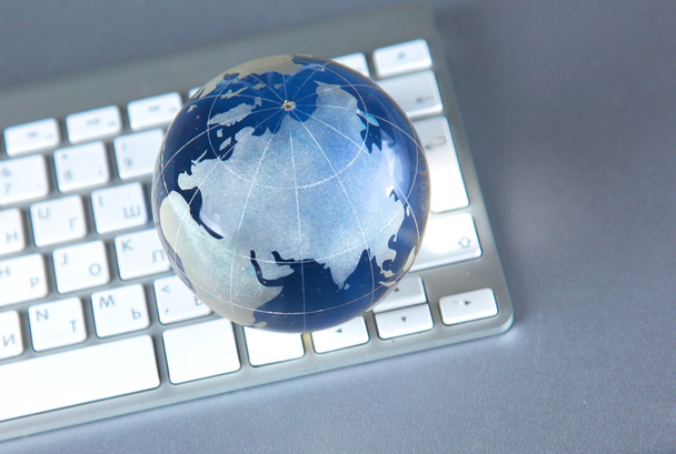Cristal globe a föld a számítógépen - Fotó, kép