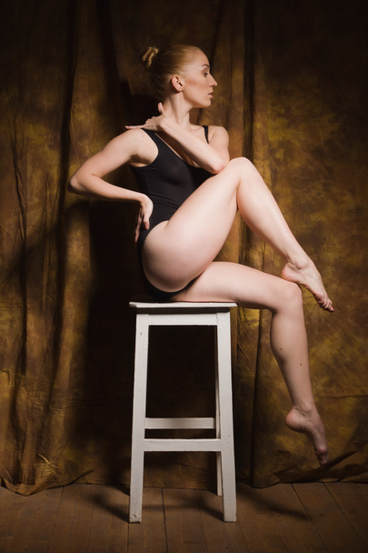 Moderne Balletttänzerin posiert in dunklem Interieur - Foto, Bild