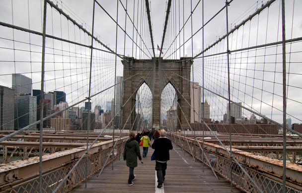 Ponte de Brooklyn a pé
 - Foto, Imagem