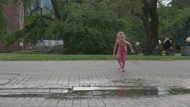 Dvě malé holčičky hrají v městském parku - Záběry, video