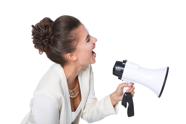 Geschäftsfrau mit Megafon schreit und schreit isoliert auf weißem Hintergrund - Foto, Bild