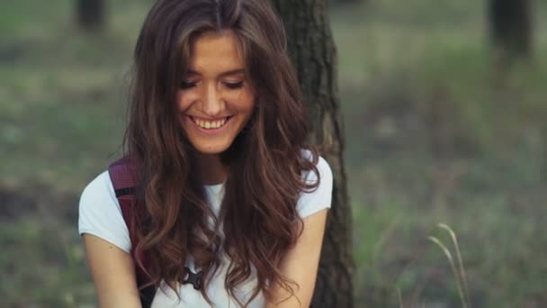 jovem fêmea com um mapa e bússola na floresta câmera lenta
 - Filmagem, Vídeo