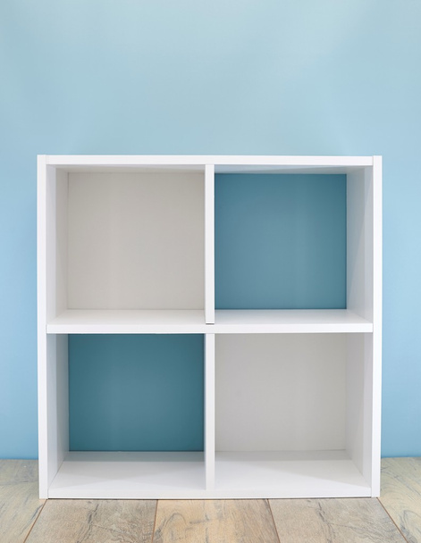 Eenvoudige witte boekenkast - Foto, afbeelding
