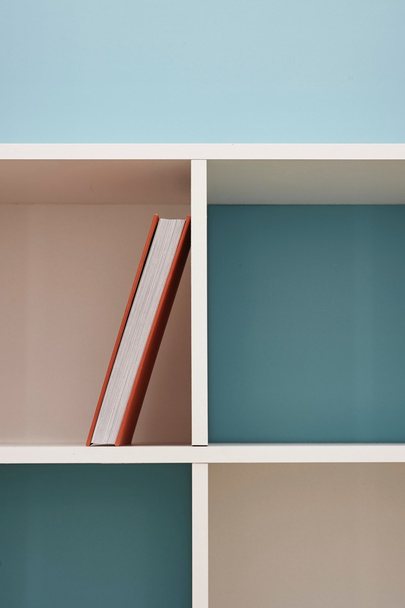Eenvoudige witte boekenkast - Foto, afbeelding