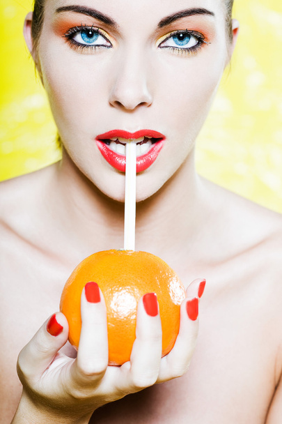 picia sok pomarańczowy portret pięknej kobiety - Zdjęcie, obraz
